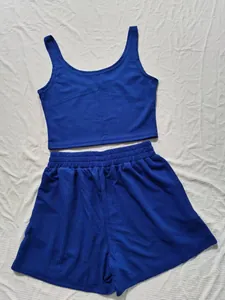 Dettaglio di un completo due pezzi in maglia blu reale, top senza maniche e shorts
