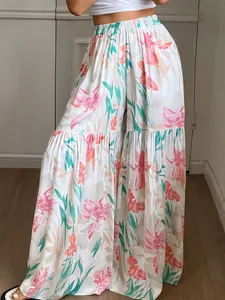 Vue détaillée du pantalon large à fleurs à taille haute avec design fluide à plusieurs niveaux