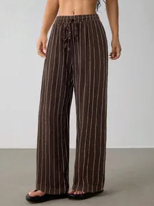 Lässige braune Hose mit weitem Bein, weißen Nadelstreifen und Kordelzug