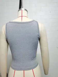 Vue arrière détaillée d'un débardeur court gris ajusté sur un mannequin de couture