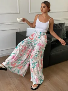 Vue complète du pantalon floral taille haute pour femme dans un décor intérieur élégant