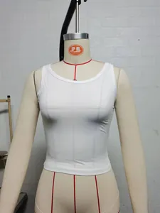 Vue détaillée d'un débardeur court blanc ajusté avec coussinets intégrés sur mannequin