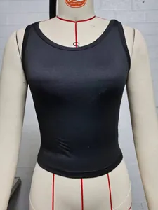 Vue de face d'un débardeur court noir à col rond ajusté sur un mannequin de couture.