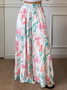 Détail d'un pantalon large à fleurs à taille haute en tissu léger et fluide