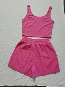 Set due pezzi in maglia a costine rosa acceso composto da canotta e pantaloncini