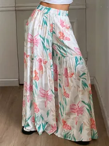 Vue détaillée du pantalon large à fleurs à taille haute montrant une coupe fluide élégante