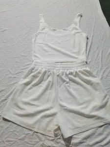 Vista dettagliata di un set da salotto bianco a coste con crop top e pantaloncini