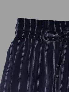 Detailaufnahme einer gestreiften Hose mit weitem Bein, elastischem Bund und Kordelzug.