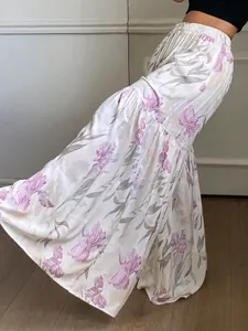 Pantalon fluide à taille haute avec élégant imprimé floral violet détail.