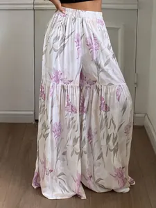 Détail du pantalon large à fleurs taille haute avec imprimé floral violet élégant