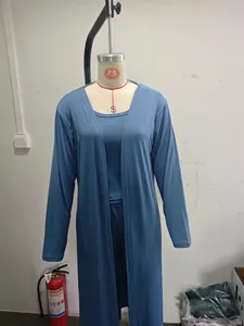 Detalle del conjunto de 3 piezas de punto azul con cárdigan largo y top