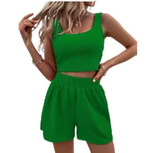 Vista dettagliata di un completo da donna in due pezzi in maglia verde con top e pantaloncini