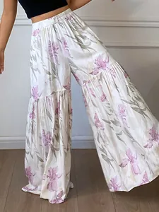 Vue détaillée du pantalon large à fleurs à taille haute en tissu fluide et élégant