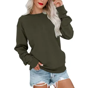 Détail d'un sweat-shirt à col rond vert olive pour femme avec une coupe décontractée.