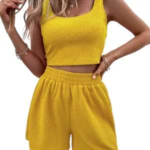 Dettaglio del set coordinato giallo in maglia a costine con crop top e pantaloncini