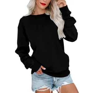Gros plan d'un sweat-shirt noir à col rond pour femme, manches longues et ample