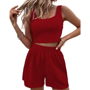 Primo piano del set due pezzi in maglia a costine rosse con crop top e pantaloncini