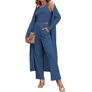 Vista completa del conjunto de punto azul de tres piezas con cárdigan y pantalón