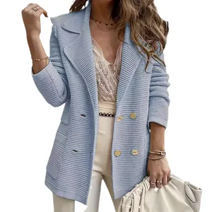 Hellblaue strukturierte Strickjacke für Damen mit doppelreihigem Goldknopf-Design vorne