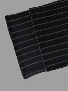 Makro-Detail der atmungsaktiven Stofftextur und weißen horizontalen Streifen auf schwarzer Hose