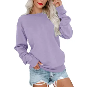 Détail d'un sweat-shirt surdimensionné à col rond lavande pour femme avec poignets