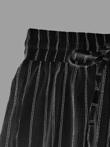 Detailansicht des elastischen Kordelzugs an der Taille dieser gestreiften weiten Hose in Schwarz