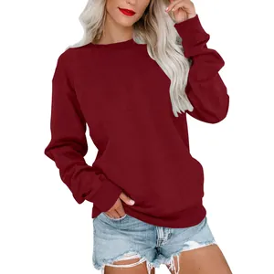 Vue détaillée d'un sweat-shirt à col rond pour femme en couleur bordeaux foncé chic