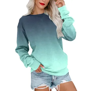 Gros plan d'un sweat-shirt pour femme avec un dégradé allant du bleu au vert menthe