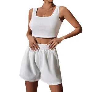 Completo 2 pezzi in maglia bianca con crop top senza maniche e pantaloncini casual