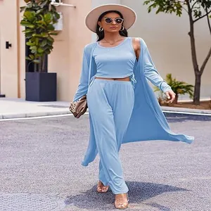 Vista completa del conjunto de 3 piezas azul claro con cárdigan y pantalón ancho