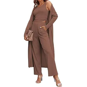 Elegante conjunto de tres piezas de punto marrón con cárdigan largo y top con bolsillos.