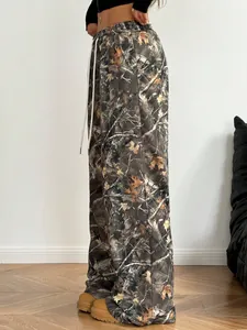 Zijaanzicht van wijde camouflagebroek voor dames met trekkoord in de taille