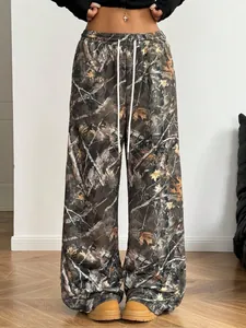 Detailweergave van de camouflagebroek met wijde pijpen voor dames met trekkoord.