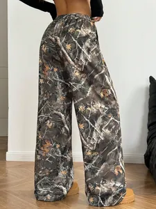 Gedetailleerd achteraanzicht van dames camouflagebroek met wijde pijpen en een elastische taille