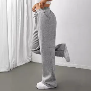 Vue détaillée du pantalon de jogging gris épais à taille haute pour femme avec cordon