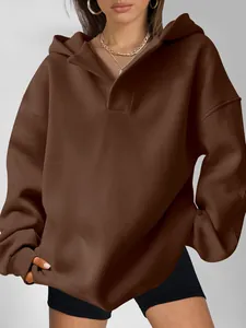 Detailansicht eines braunen Oversized-Kapuzenpullovers für Damen mit V-Ausschnitt.