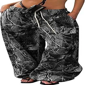 Detailweergave van de wijde damesbroek met camouflageprint en elastische taille