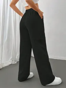 Vue arrière d'un pantalon de jogging noir taille haute pour femmes, style décontracté.