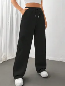 Détail du pantalon de jogging noir épais pour femme avec taille haute élastique et cordon.
