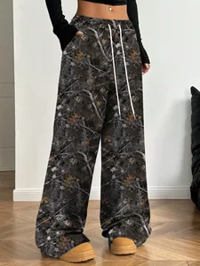 Trendy damesbroek met wijde pijpen en een realistische bos-camouflageprint patroon
