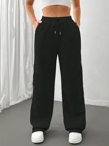 Vue détaillée du pantalon de jogging noir à taille haute avec cordon de serrage élastique.