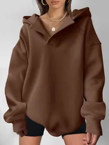 Detailansicht eines braunen Oversized-Damen-Hoodies mit V-Ausschnitt und Rippbündchen.