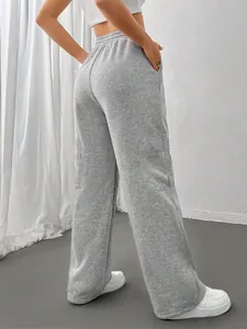 Vue arrière détaillée d'un pantalon de sport gris à taille haute et coupe décontractée pour femme