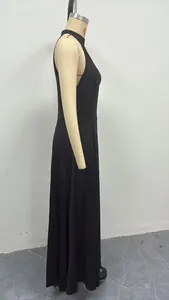 Zijaanzicht van een elegante zwarte lange avondjurk met halternek op een paspop