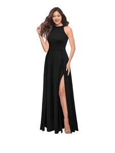 Elegante zwarte halteravondjurk met hoge split voor formele cocktailfeesten.