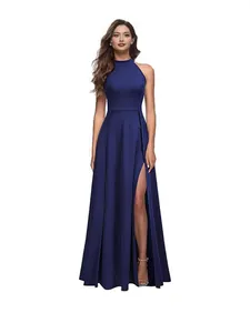 Elegante marineblauwe avondjurk met halternek en hoge split voor formele cocktails