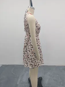 Detailansicht eines Retro-Neckholder-Kleides mit Tierprint und elastischer Taille für Sommer.