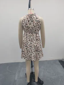 Rückansicht eines Vintage-Halterkleides mit Leopardenmuster und gesmokter Taille