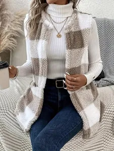 Gilet en peluche à carreaux pour femme sur un col roulé blanc chic et moderne