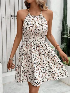 Detailansicht eines Vintage Halterneck-Kleides mit gesmokter Taille und Punktmuster